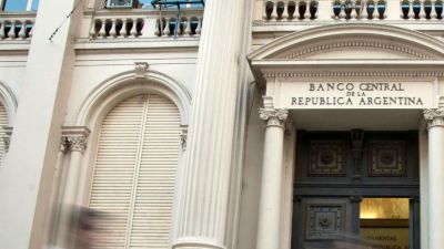 Cómo impactará la decisión de que los bancos no puedan aumentar su posición en dólares