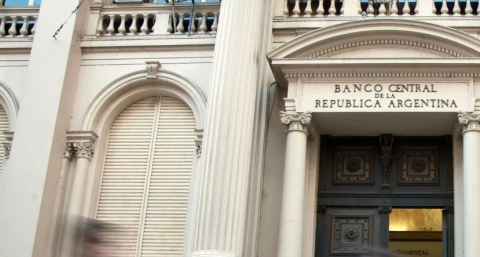Cómo impactará la decisión de que los bancos no puedan aumentar su posición en dólares