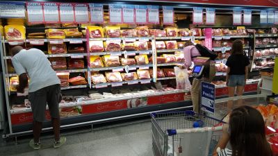 El stockeo en el inicio de la pandemia hizo caer fuerte el consumo en marzo. Inflación: remarcan que los controles no sirven y que la emisión acelera los precios