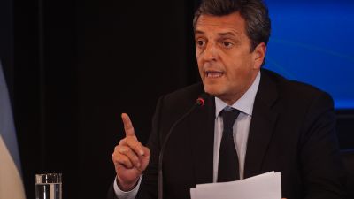 Cómo es el canje de deuda que Sergio Massa quiere cerrar el martes: el "endulzante" que ofrecerá a los bonistas