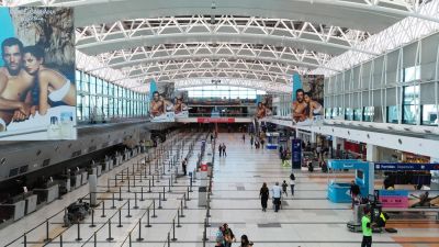 La salida de dólares por turismo se contrajo casi 40% en el primer semestre