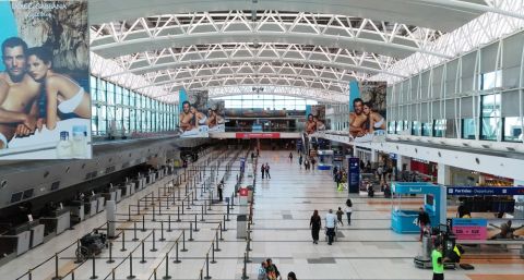 La salida de dólares por turismo se contrajo casi 40% en el primer semestre