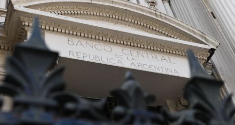Tras el control de cambios crece la polémica: ¿por qué el Central mantiene la tasa al 85%?