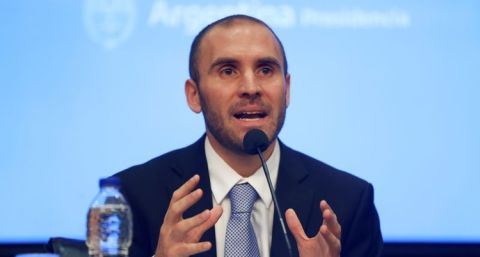 El Gobierno volvió a colocar deuda en pesos para pagar vencimientos y logró una leve baja de la tasa de interés