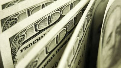 Los cinco empujones que hicieron que el dólar blue bajara 20 pesos en una semana. El Gobierno se endeuda al 15% en dólares para evitar devaluar