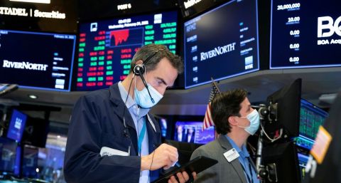 Temor a la inflación de EE.UU.: se disparó la tasa de interés de referencia y Wall Street se desplom