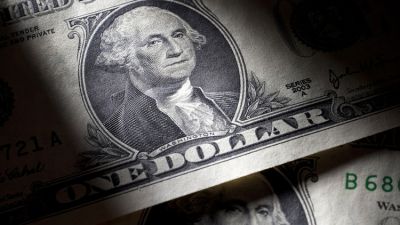 El dólar cambia la tendencia y trepa 30 centavos en el arranque