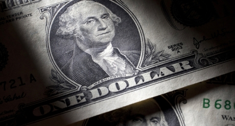 El dólar saltó 80 centavos y el peso fue la moneda emergentes de peor desempeño