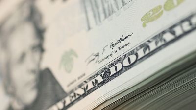 Dólar hoy. Retrocede tras una suba inicial luego de las restricciones cambiarias