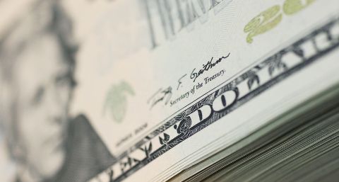 Dólar hoy. Retrocede tras una suba inicial luego de las restricciones cambiarias