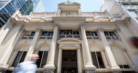 Desde las PASO, los bancos perdieron 42% de los depósitos en dólares y 12% en pesos