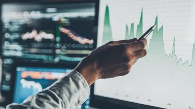 De cara a la reestructuración de la deuda: ¿conviene invertir en bonos o en acciones?