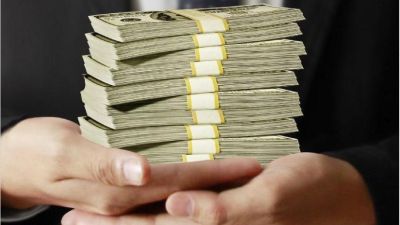 El peso, entre las monedas que menos se devalúa: vuelve el debate de atraso cambiario