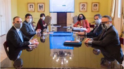 En la previa a la discusión con el FMI, el Gobierno aspira a bajar el déficit fiscal pero de manera paulatina. El BCRA usará las reservas para defender "el modelo productivo"