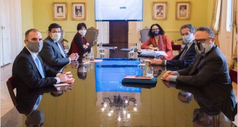 En la previa a la discusión con el FMI, el Gobierno aspira a bajar el déficit fiscal pero de manera paulatina. El BCRA usará las reservas para defender "el modelo productivo"