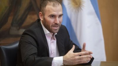 Crisis. Medidas urgentes que buscan sumar dólares y reducir la presión de los pesos. Suba del dólar oficial en una estrategia para controlar la brecha