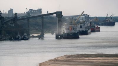 Bajo la presión de la brecha cambiaria las exportaciones cayeron 25,6% en octubre y las importacione