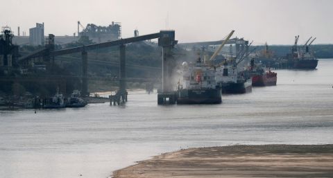 Bajo la presión de la brecha cambiaria las exportaciones cayeron 25,6% en octubre y las importacione