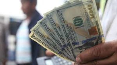 El dólar mayorista sube 20 centavos al promediar el día