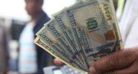 El dólar mayorista sube 20 centavos al promediar el día