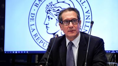 En abril, el Banco Central compró U$S 1.445 millones pero a las reservas fueron U$S 669 millones. Por la nueva norma, los bancos cambian la composición de los encajes