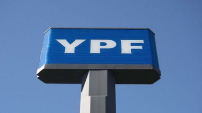 YPF revierte las pérdidas y le rebaja entre 10 y 25% el salario a todos sus empleados