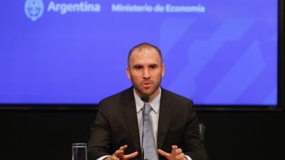Deuda: el Gobierno presentará su propia oferta y prorrogaría el plazo para seguir negociando. Frente a frente, los detalles de las últimas propuestas de Martín Guzmán y de los bonistas