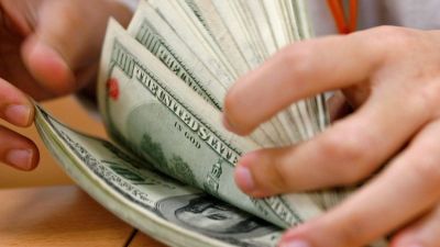 Dólar, inflación y recesión: ¿cuál es el pronóstico de los economistas para fin de este año?. Si el dólar sube, el Gobierno está dispuesto a ir por más regulaciones