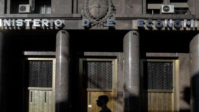 Economía llama a canjear más deuda en dólares a pesos. Deuda: economistas creen que aún queda tiempo para negociar y que podría romperse el grupo de bonist