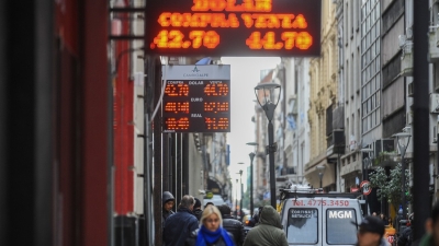 El peso le gana al dólar y se discute sobre dolarización