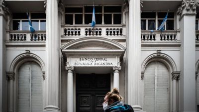Crece el "súper rulo" del Gobierno para tener atado al dólar blue