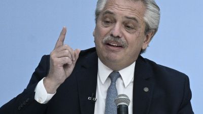 Alberto Fernández dijo que no se puede pagar al Fondo y para economistas provoca más incertidumbre. La economía, ajustada como nunca por la política