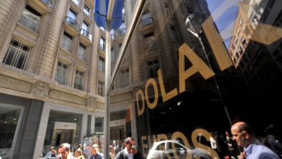 Los ahorristas podrán sacar sus dólares sin límites, pero solo se podrán comprar US$ 10.000 al mes