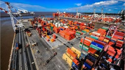 Endurecen el cepo al dólar con más restricciones al comercio exterior