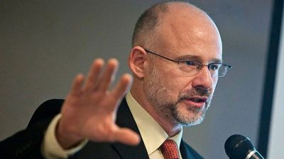 El mercado le bajó el pulgar a la estrategia del Gobierno con los bonistas: cree que seguirá en default y que la aceptación de la nueva oferta será baja