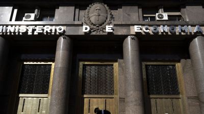 El déficit fiscal alcanzó en siete meses $ 1 billón, un 4% del PBI. La economía volvió a caer en junio y acumula una baja de 12,9%