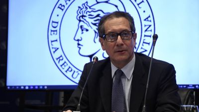 El supercepo al dólar y la política ya sofocaron el viento a favor que había generado el canje de la. El dólar blue subió $ 2 y el contado con liqui se puso a la par al superar los $ 141