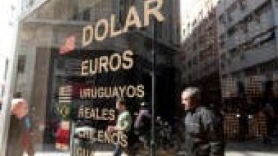 El dólar cayó a $ 57 el día después de las medidas pero la tasa avanzó al 85%