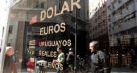 El dólar cayó a $ 57 el día después de las medidas pero la tasa avanzó al 85%