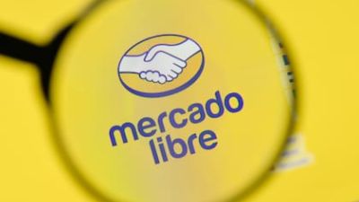 Mercados: el riesgo país tocó mínimos en tres meses, pero una acción argentina cayó hasta 12% en Wall Street