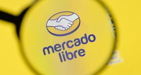 Mercados: el riesgo país tocó mínimos en tres meses, pero una acción argentina cayó hasta 12% en Wall Street