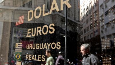 Los ahorristas se cubrieron y compraron 46% más de dólares el mes previo a las PASO
