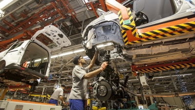 Tras la volatilidad cambiaria, la industria y la construcción recortaron su caída en abril