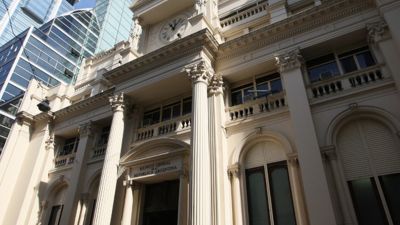 Dólar: qué medidas tiene que tomar el Gobierno para poder reducir la brecha. El BCRA arrancó agosto vendiendo US$114 millones por rueda