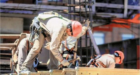 En el mes previo a la cuarentena, la economía cayó 2,2%