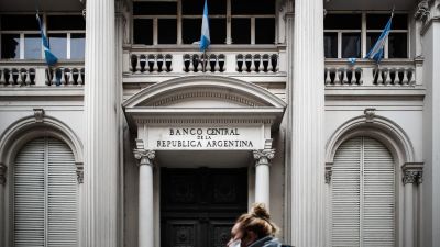 Veranito financiero: ¿Se frena la salida de los depósitos en dólares?. El Gobierno afloja el supercepo para intentar bajar la brecha cambiaria