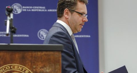 Sandleris, inquieto por aclarar que las restricciones no afectan la actividad