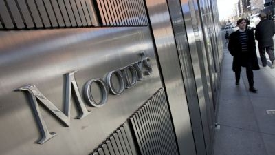 Moodys bajó a negativa la perspectiva para el sistema bancario argentino