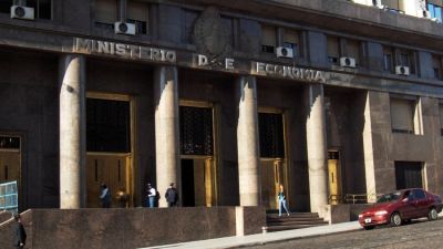 La devaluación y los pagos de vencimientos provocaron una baja de USD 773 millones en la deuda pública