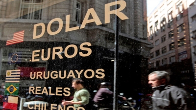 Bancos esquivan las trabas cambiarias y mantienen a raya a los dólares paralelos